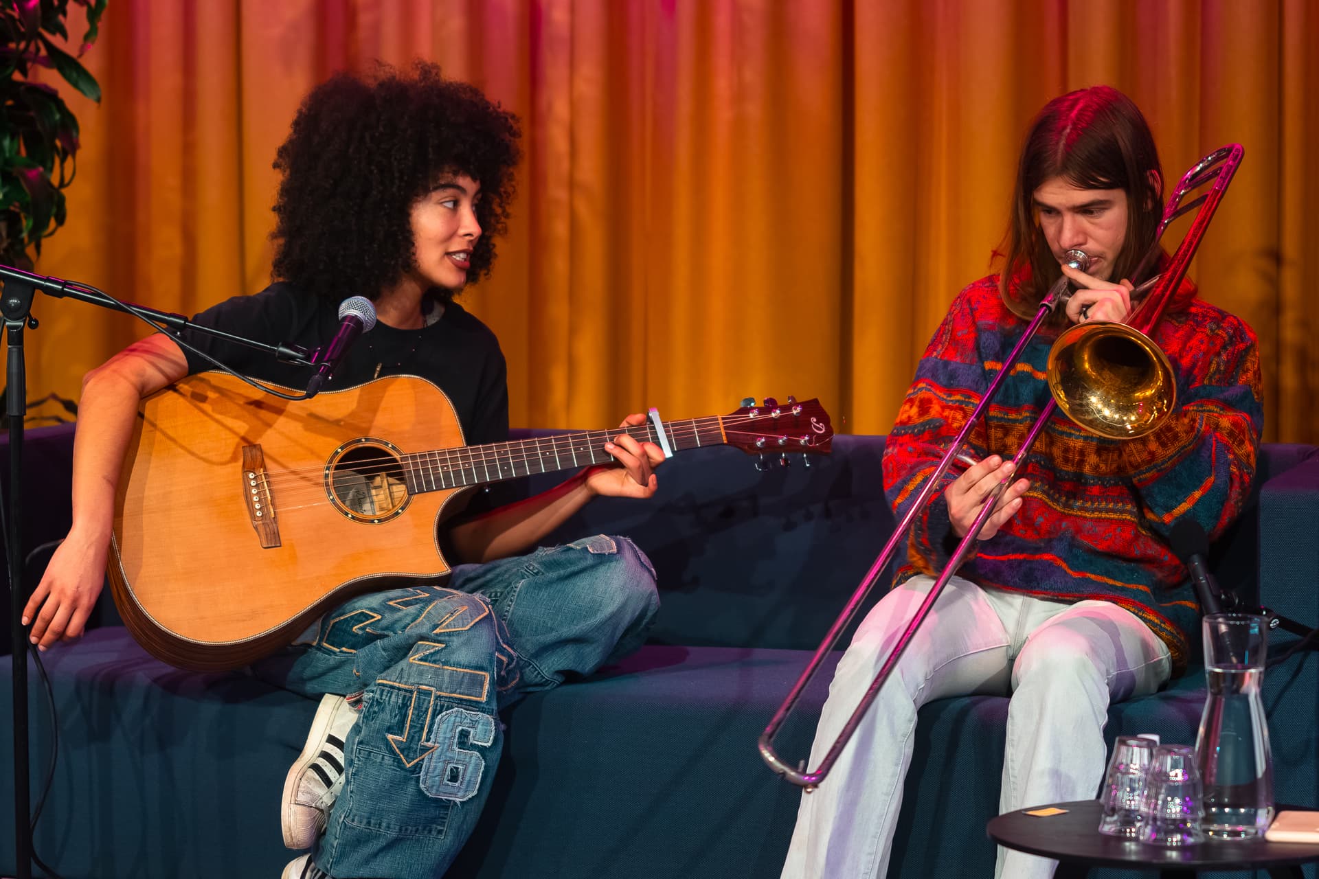 Twee mensen die een instrument spelen